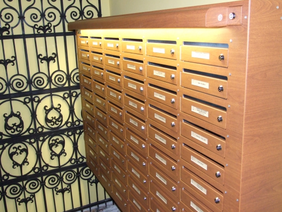 Fa erezetű postaláda Fa erezetű postaláda