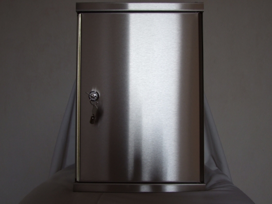 Kerítés falba építhető postaláda.JPG Kerítés falba építhető postaláda